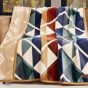 NEW Pendleton Reversible Plush Throw Serrado Design